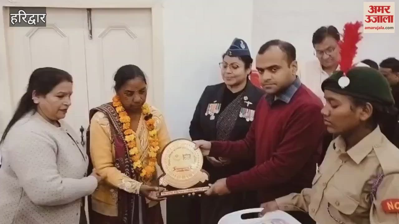 Vijay Diwas: The District Magistrate of Haridwar paid tribute to the martyred soldiers and honored ex-servicemen