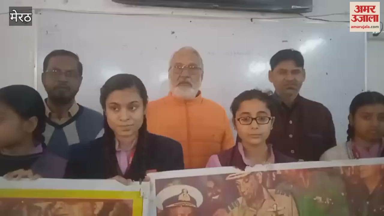 Martyrs were remembered at Khalsa Girls Inter College.