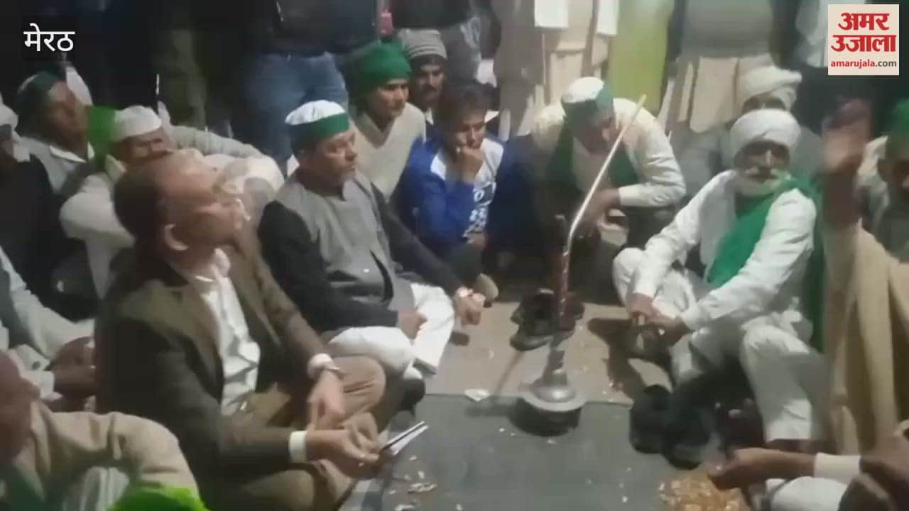 BKU workers staged a sit-in protest at the Sugarcane Building and raised slogans.