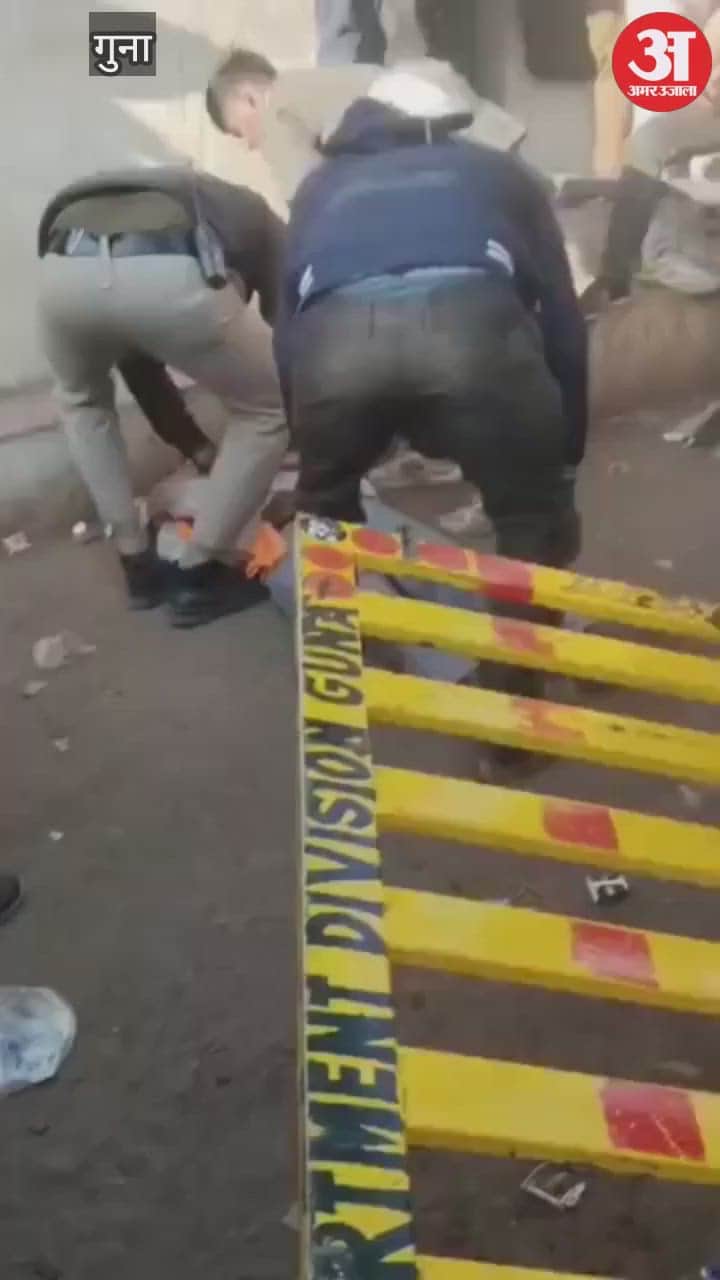 Farmer suffers heart attack in fertilizer line, police saves farmer's life by administering CPR