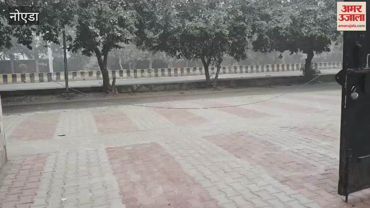 11 thousand volt wire broke and fell in front of main gate of government stadium in Greater Noida