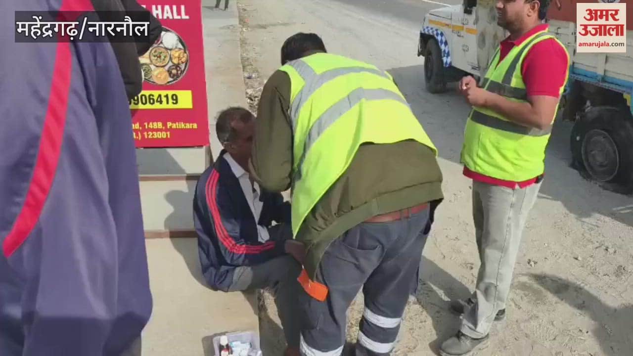 Sixteen men and women were injured in Narnaul when a pickup truck's tire burst; one person is in critical condition