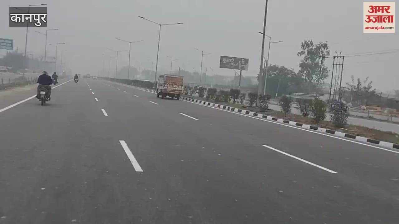 Dense fog covered the highway from Chakeri to Maharajpur, resulting in reduced traffic