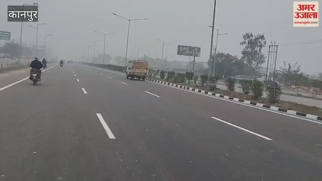 Dense fog covered the highway from Chakeri to Maharajpur, resulting in reduced traffic