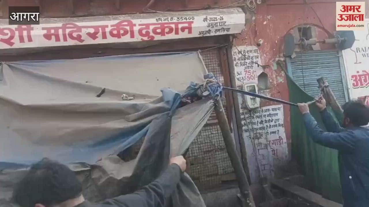 Agra Municipal Corporation Removes Footpath Encroachments