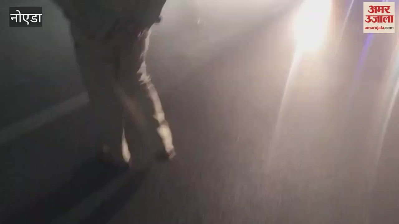 Several vehicles sent in convoy behind police van on Yamuna Expressway