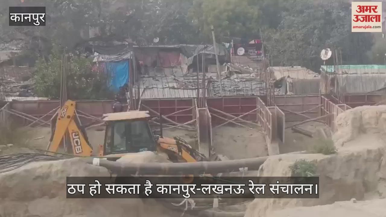 कानपुर: गंगाघाट रेलवे स्टेशन में कई जगह खुली पड़ी हैं सिग्नल केबल
