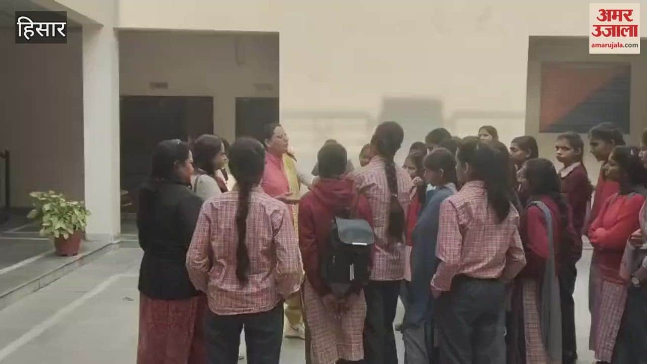 Students from Niyana in Hisar visited the women's police station, and the students said...