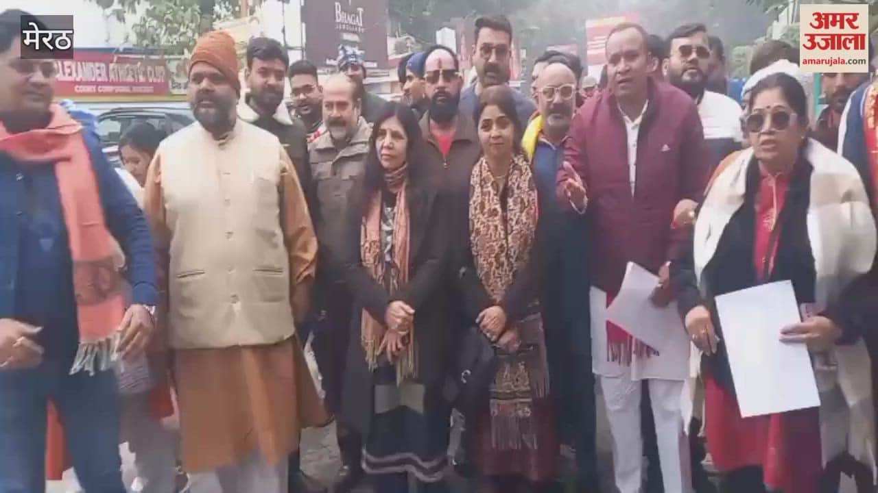 Meerut: Workers of the Vishwa Hindu Mahasangh staged a protest at the Collectorate against religious conversions