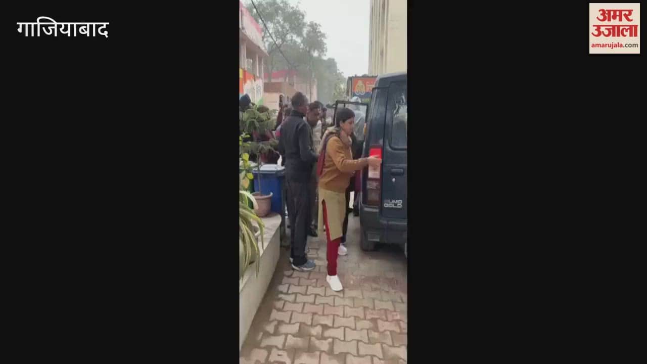 female sub-inspector and constable caught red-handed while accepting bribe