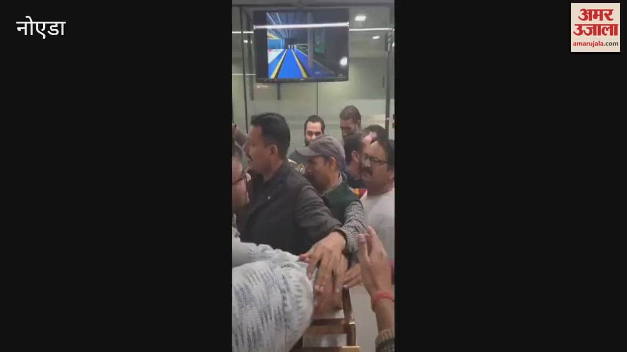 Shop owners at Galaxy Plaza protested by going to  office after power outage