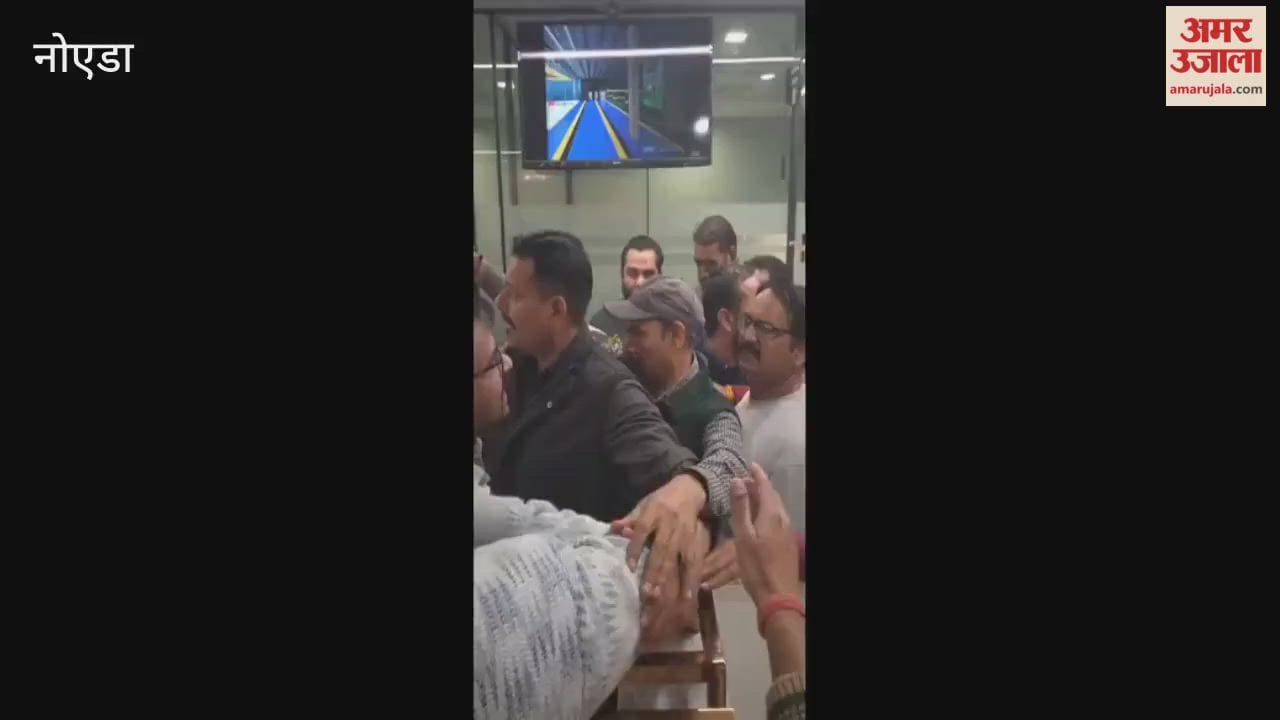 Shop owners at Galaxy Plaza protested by going to  office after power outage