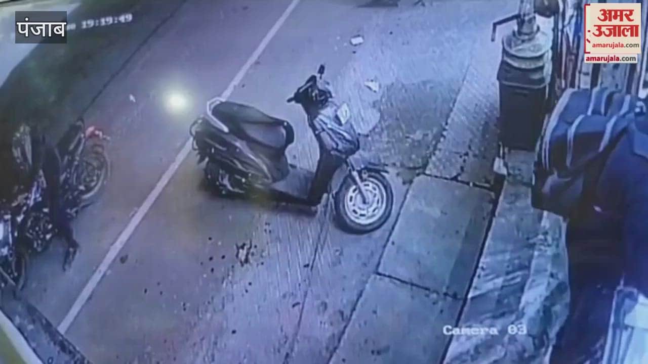 Five lakh rupees were looted from a money changer's shop in Mahilpur.