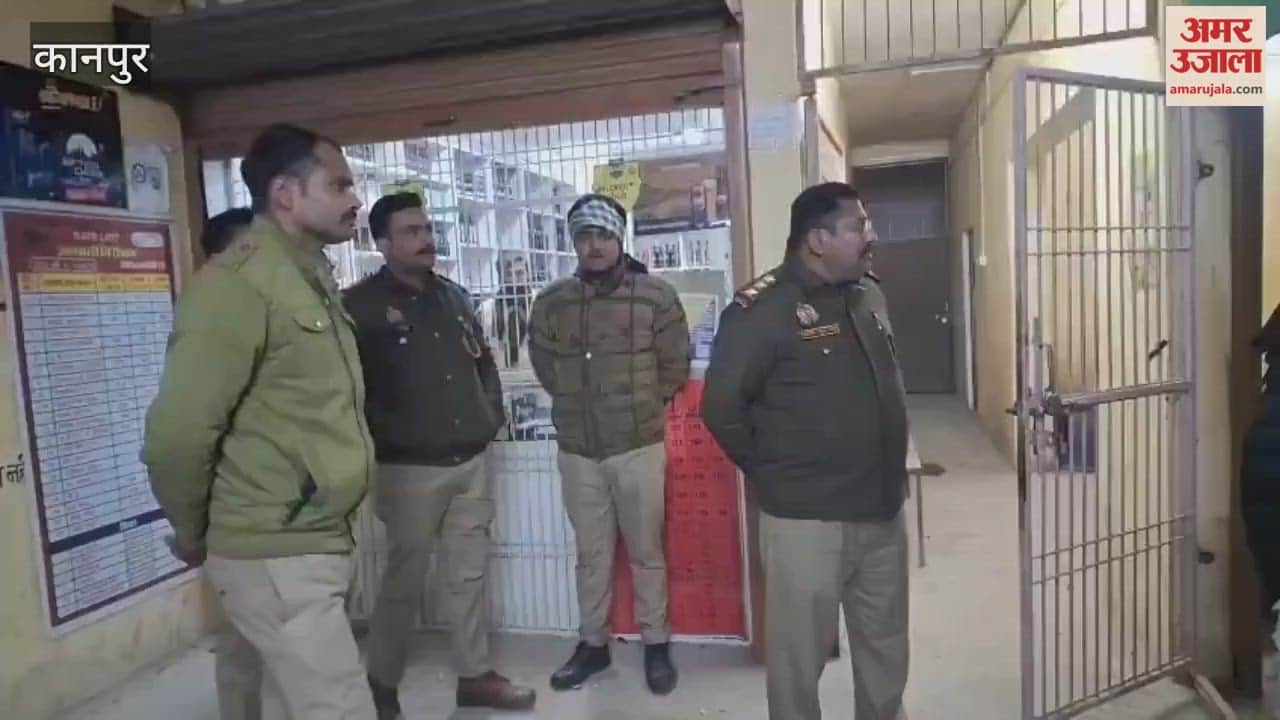 Drunkards flee after seeing police at liquor shops in Bhitargaon late at night