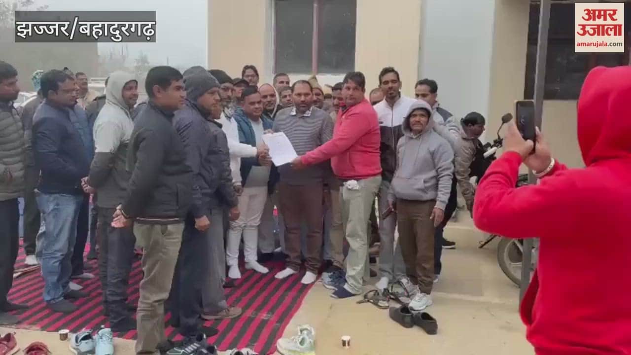 Electricity workers in Jhajjar held a protest and submitted a memorandum