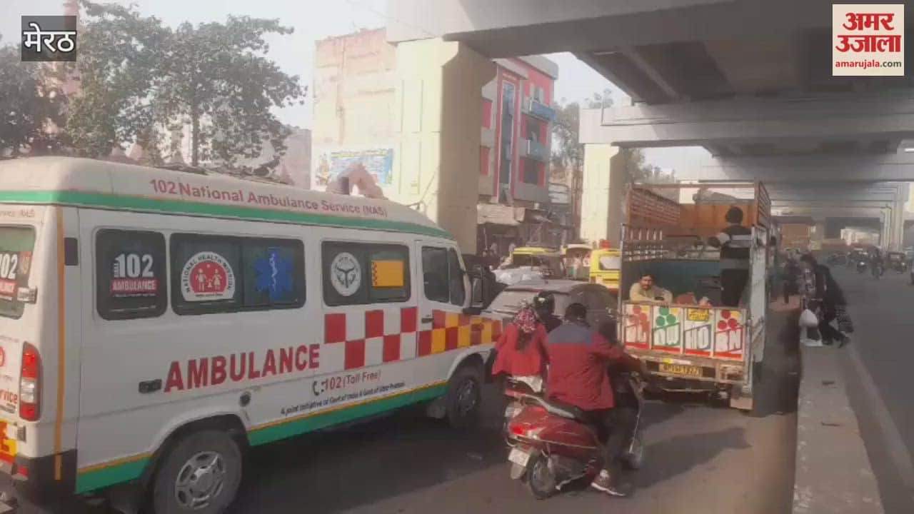 Meerut: A massive traffic jam occurred on Delhi Road in front of Naveen Mandi, trapping an ambulance