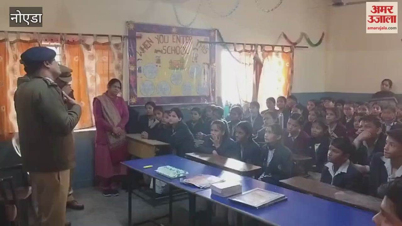 At the Police Ki Pathshala held at the school, ACP Swatantra Singh taught a lesson on law