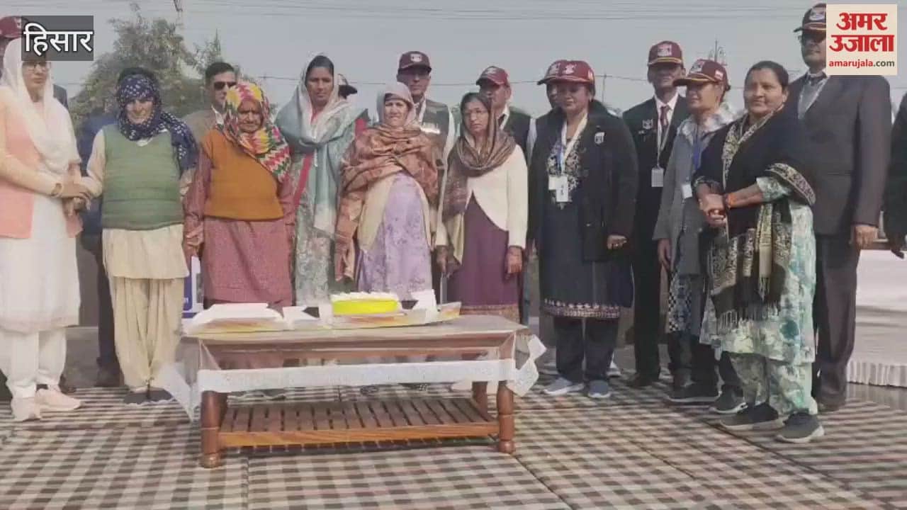 The Indian Veteran Organization in Hisar honored the wives of martyrs on Vijay Diwas (Victory Day).