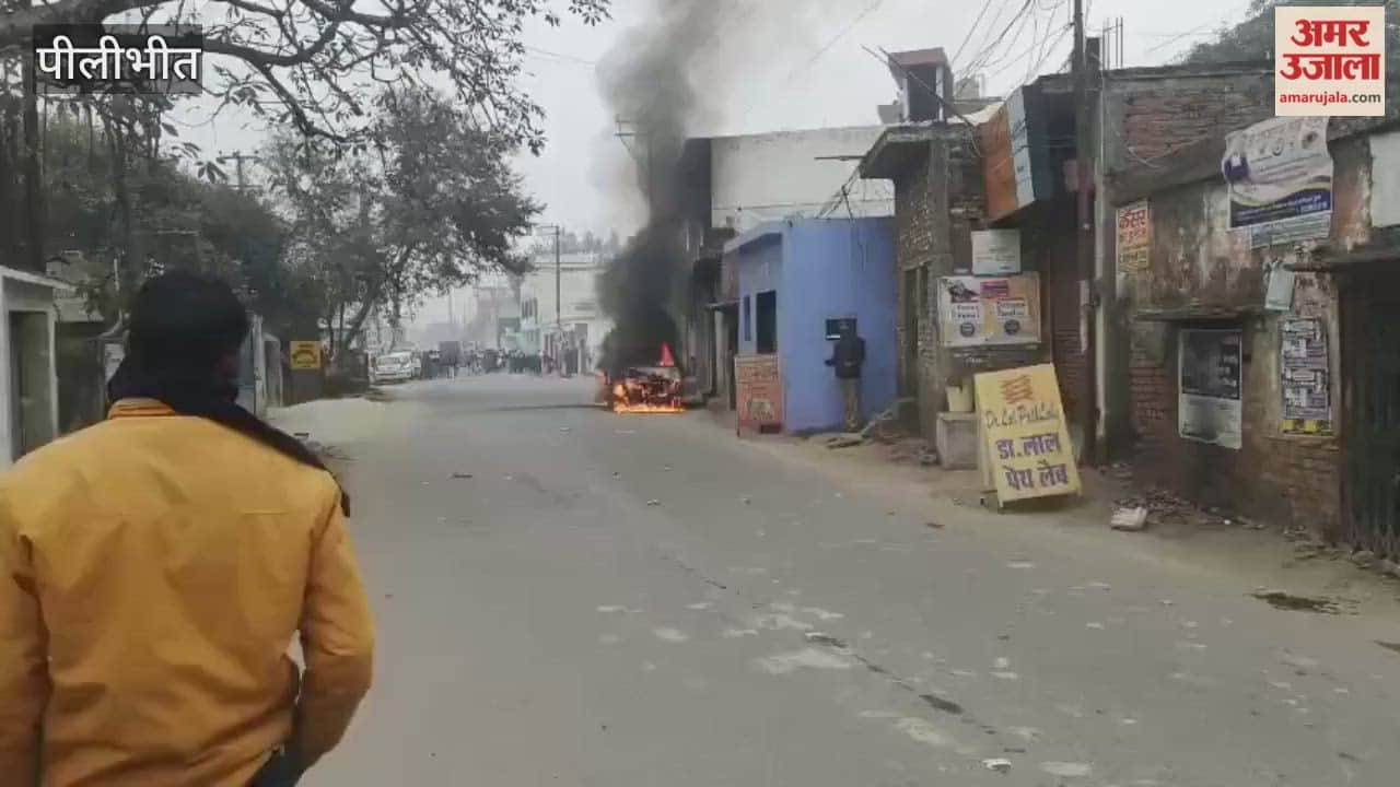Pilibhit News Fire breaks out in an Eco car during illegal gas refilling