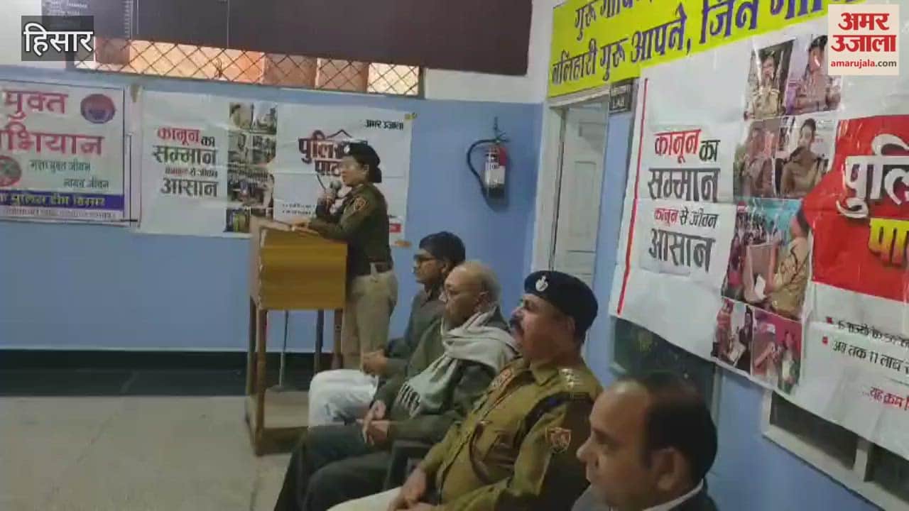 In Hisar, DSP Sanjeev Kumar administered an oath to students to stay away from drugs.