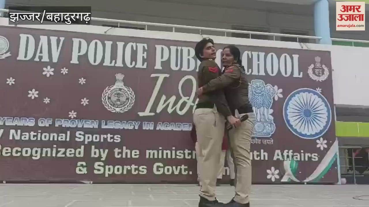 In Jhajjar, the Durga Shakti team taught self-defense techniques to students of DAV School