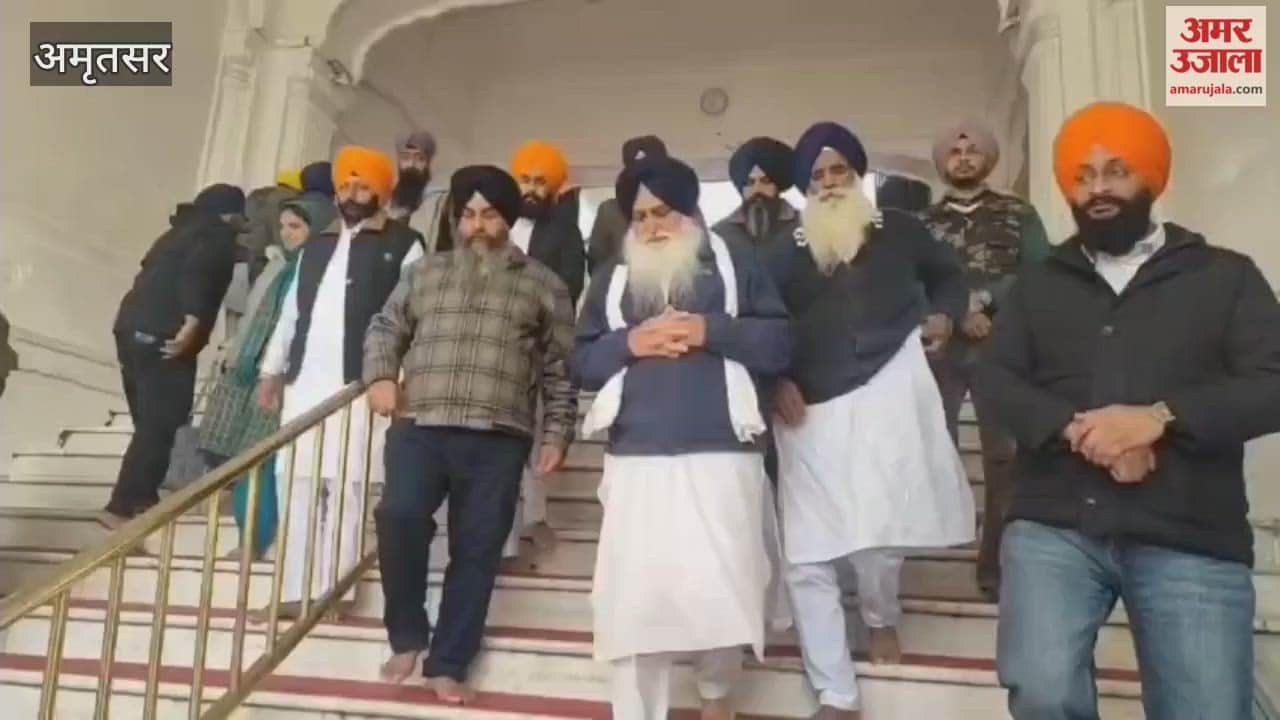After completing his religious punishment, Akali leader Virsa Singh Valtoha arrived at Akal Takht