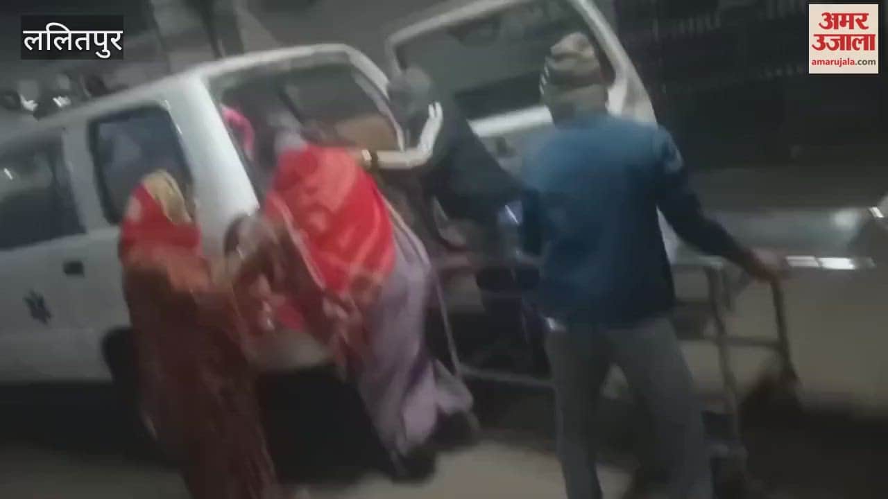 Lalitpur: Due to fog, a taxi full of devotees collided with a divider on the highway, injuring ten.