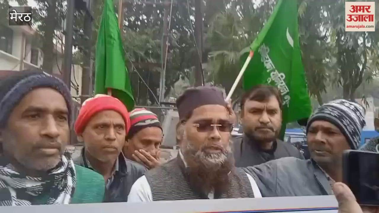 Meerut: Protest against Nitish Kumar for pulling hijab