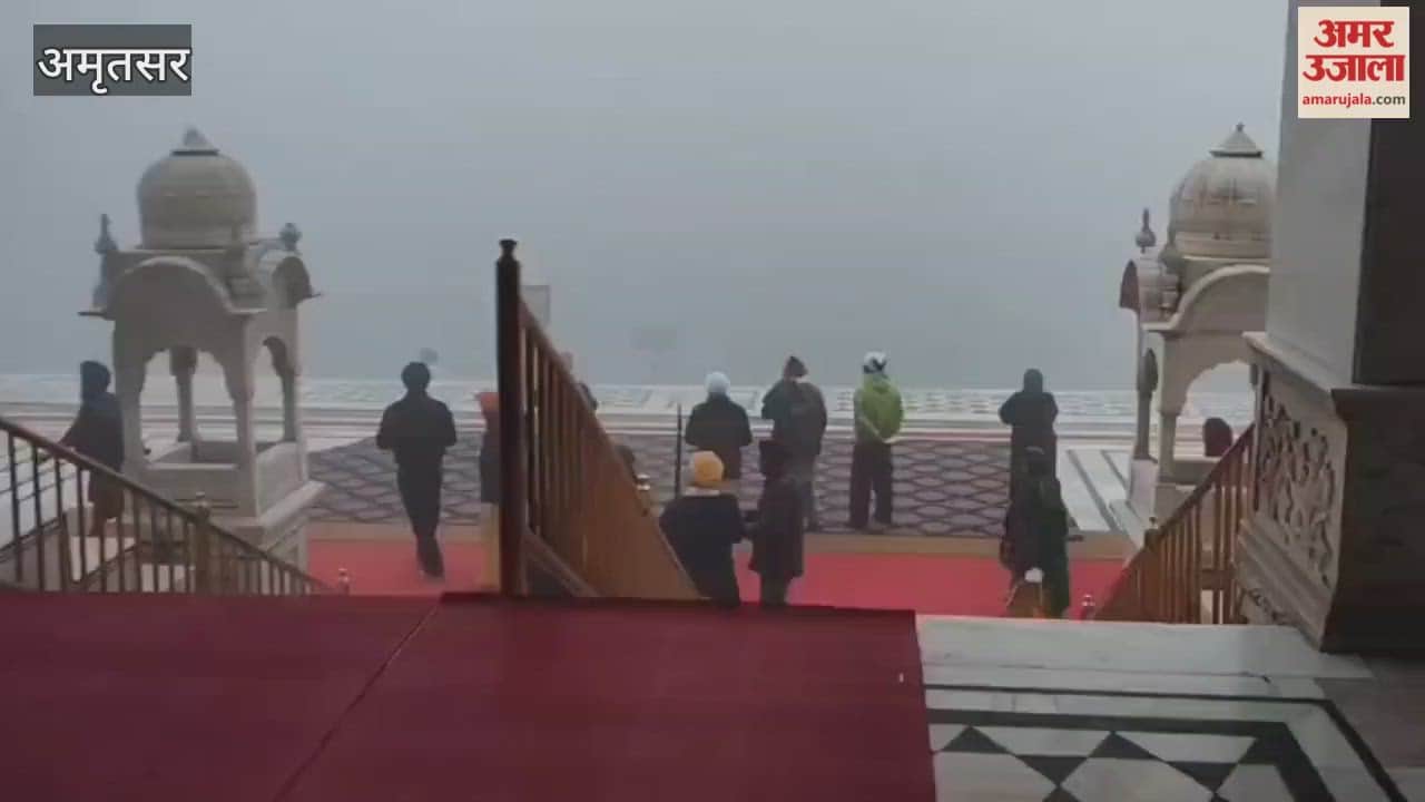 Sukhbir Badal and Harsimrat Badal visit Golden Temple
