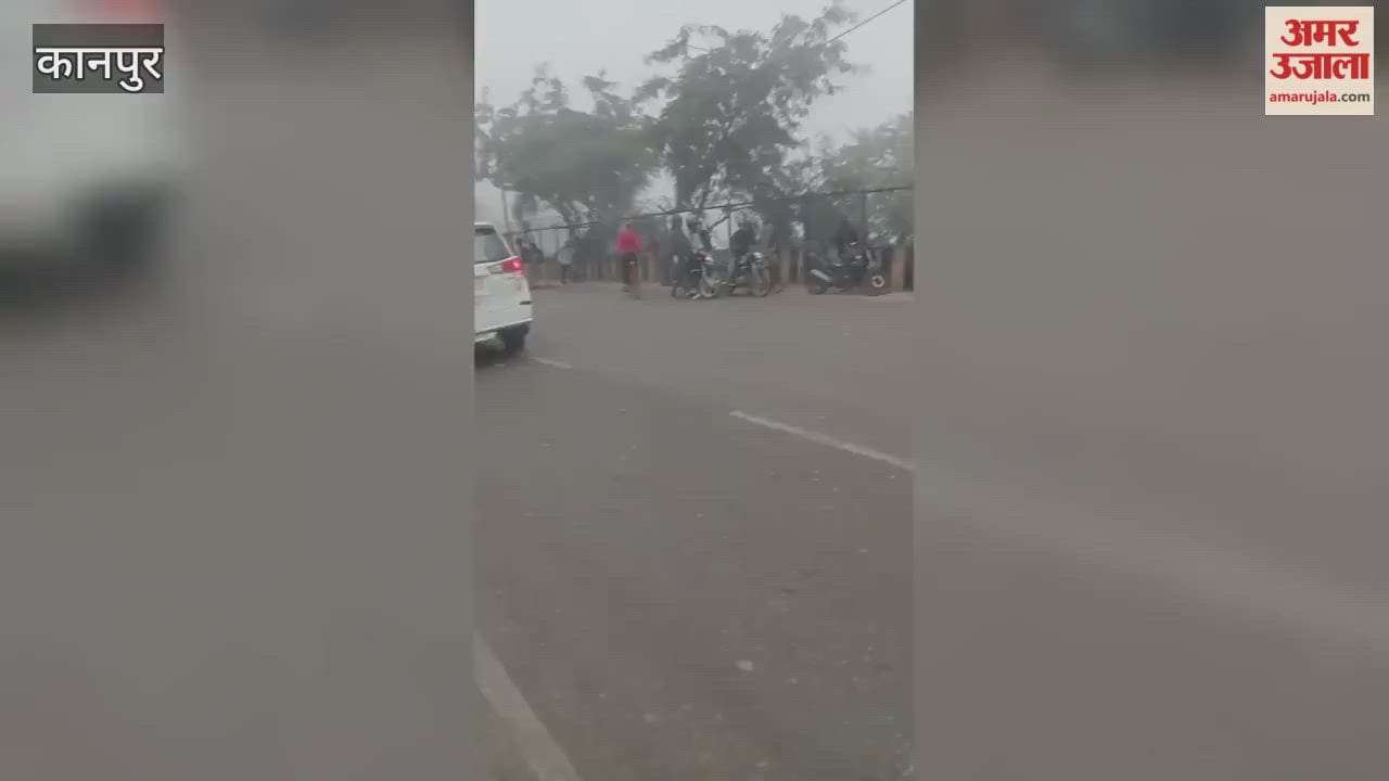 Kanpur: Tractor-trolley overturns at Ganga Barrage, seven people trapped