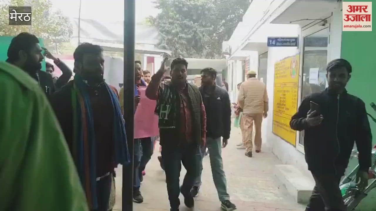 Meerut: Bhim Army workers surrounded the SSP office, accusing the inspector of indecency.