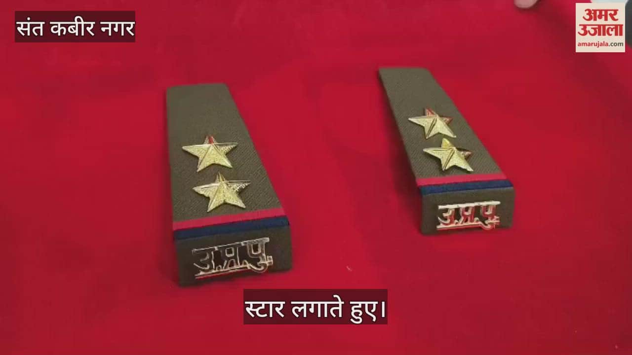 The SP awarded stars to the seven promoted head constables and congratulated them.