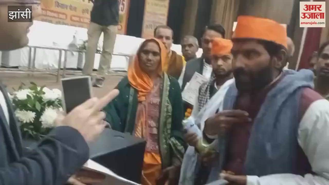 VIDEO: Jhansi CMO and farmer leader clash over insurance claim