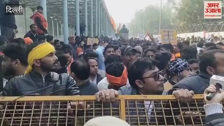 दिल्ली: बांग्लादेश में हुए हिंदुओं पर हमले के विरोध में प्रदर्शन करते हिंदू संगठनों के कार्यकर्ता