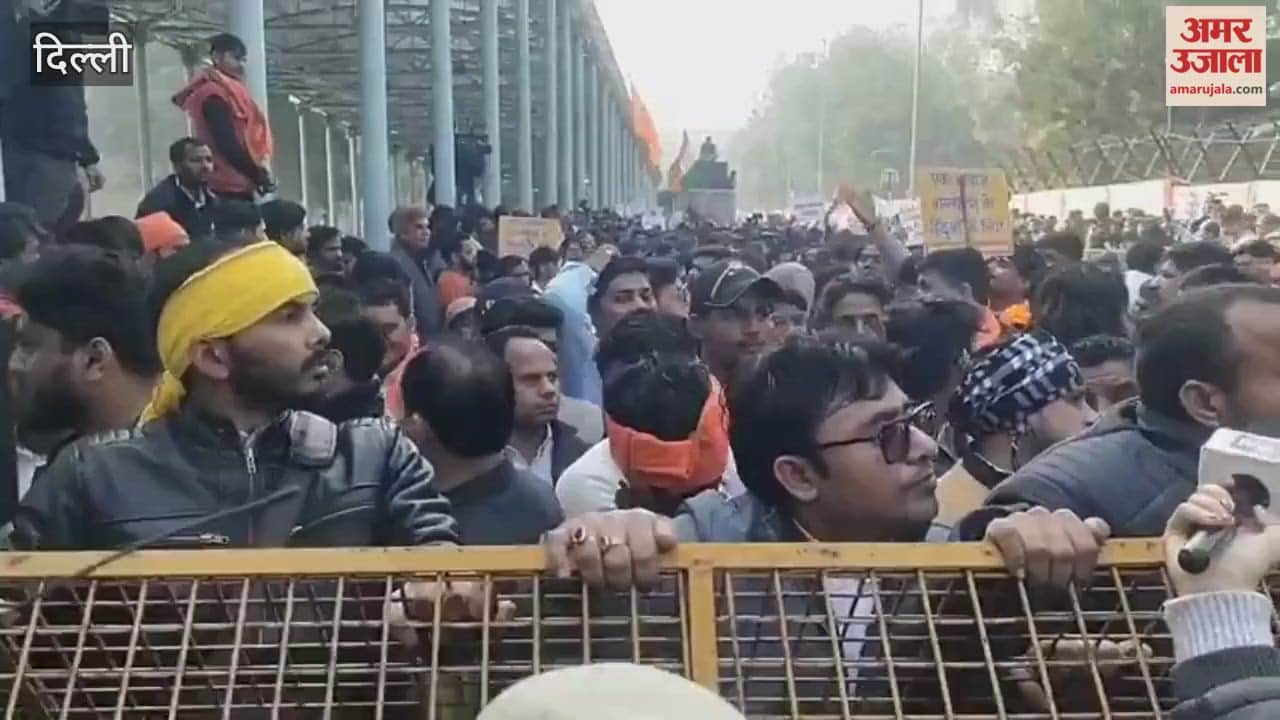 Workers of Hindu organizations protesting against attack on Hindus in Bangladesh in Delhi