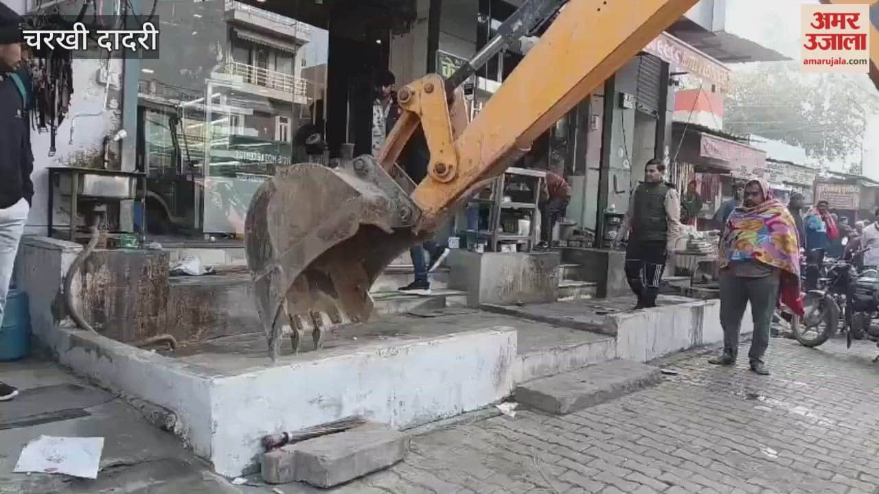 The municipal council's anti-encroachment drive continued for the second day in Dadri, with demolition work carried out at several locations.
