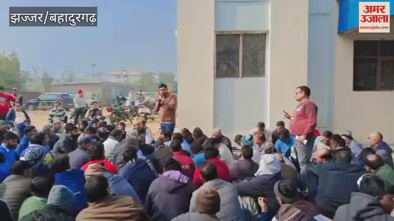 Electricity workers in Jhajjar staged a protest over their demands and submitted a memorandum to the Superintending Engineer.