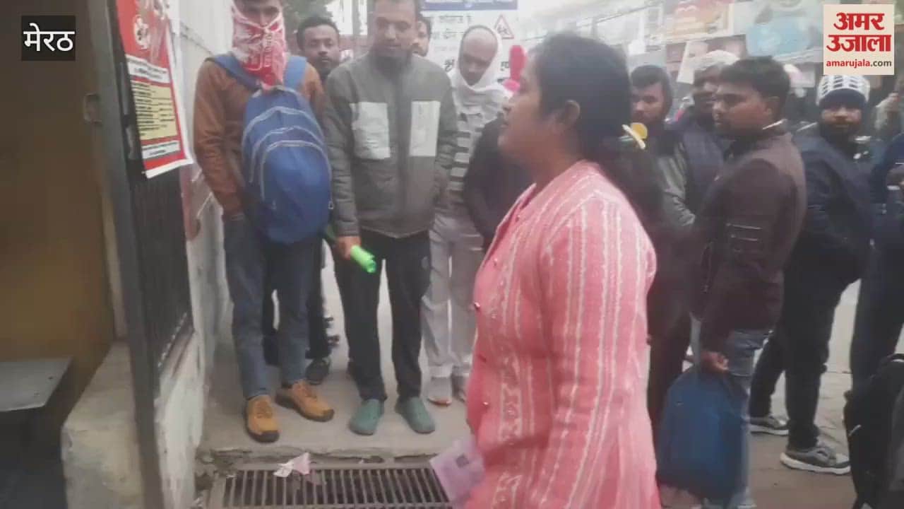 Meerut: TGT... Candidates arriving late did not get entry.