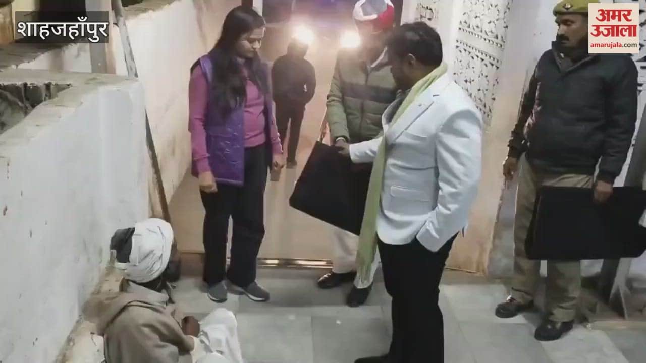 ADM inspected the night shelter and distributed blankets to the people in shahjahanpur