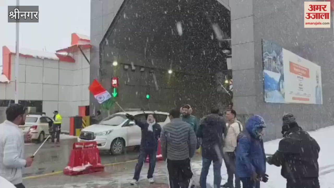 Amid heavy snowfall in Sonamarg, SHO Sonamarg Insp Afaq Ahmad were seen assisting