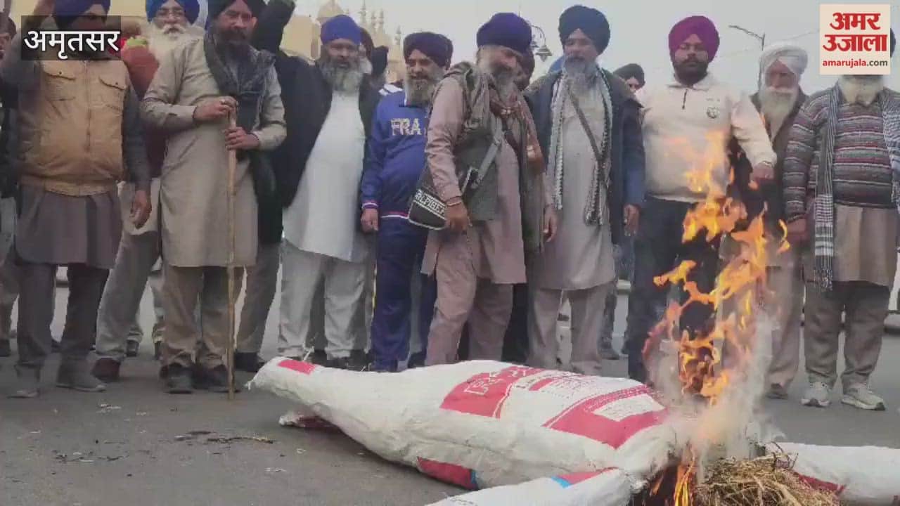 Farmers in Amritsar burned an effigy of the central government