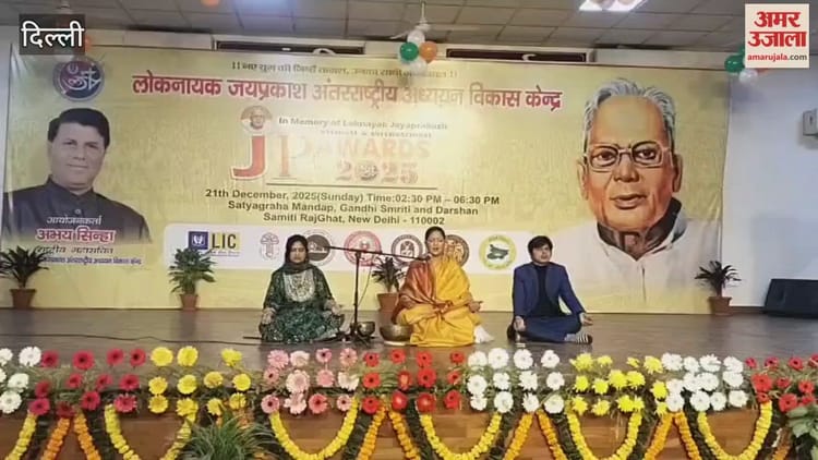 दिल्ली: विश्व ध्यान दिवस पर राजघाट में आयोजन, योग शिक्षिका रेखा मल्होत्रा ने सिखाया मेडिटेशन