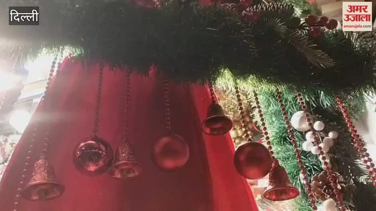 क्रिसमस की रौनक: दिल्ली बाजारों में उत्सव और रंग-बिरंगी सजावट