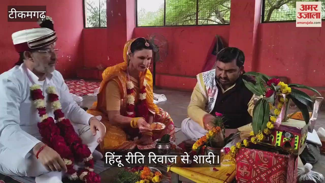 A foreign couple got married in Orchha.