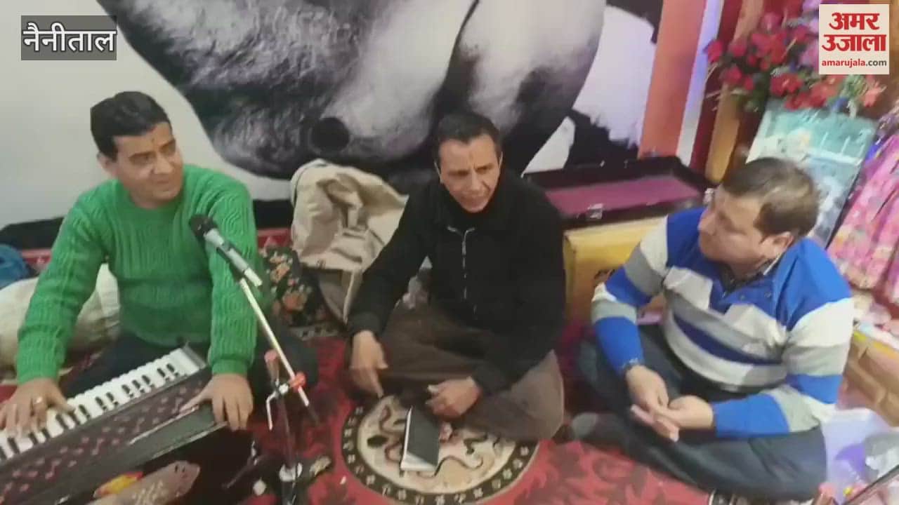 Holi singing was in full swing at Ram Sevak Sabha