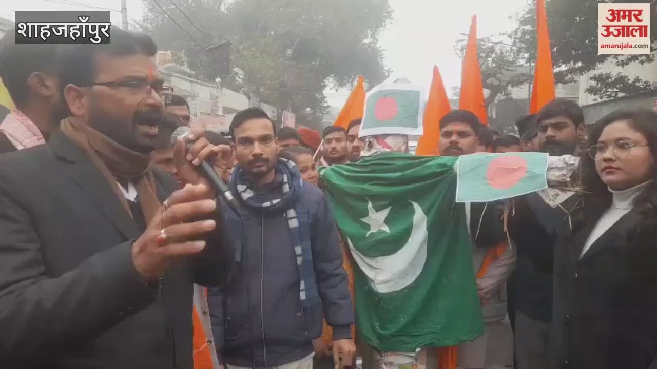 VHP and Bajrang Dal activists protests against Bangladesh in Shahjahanpur