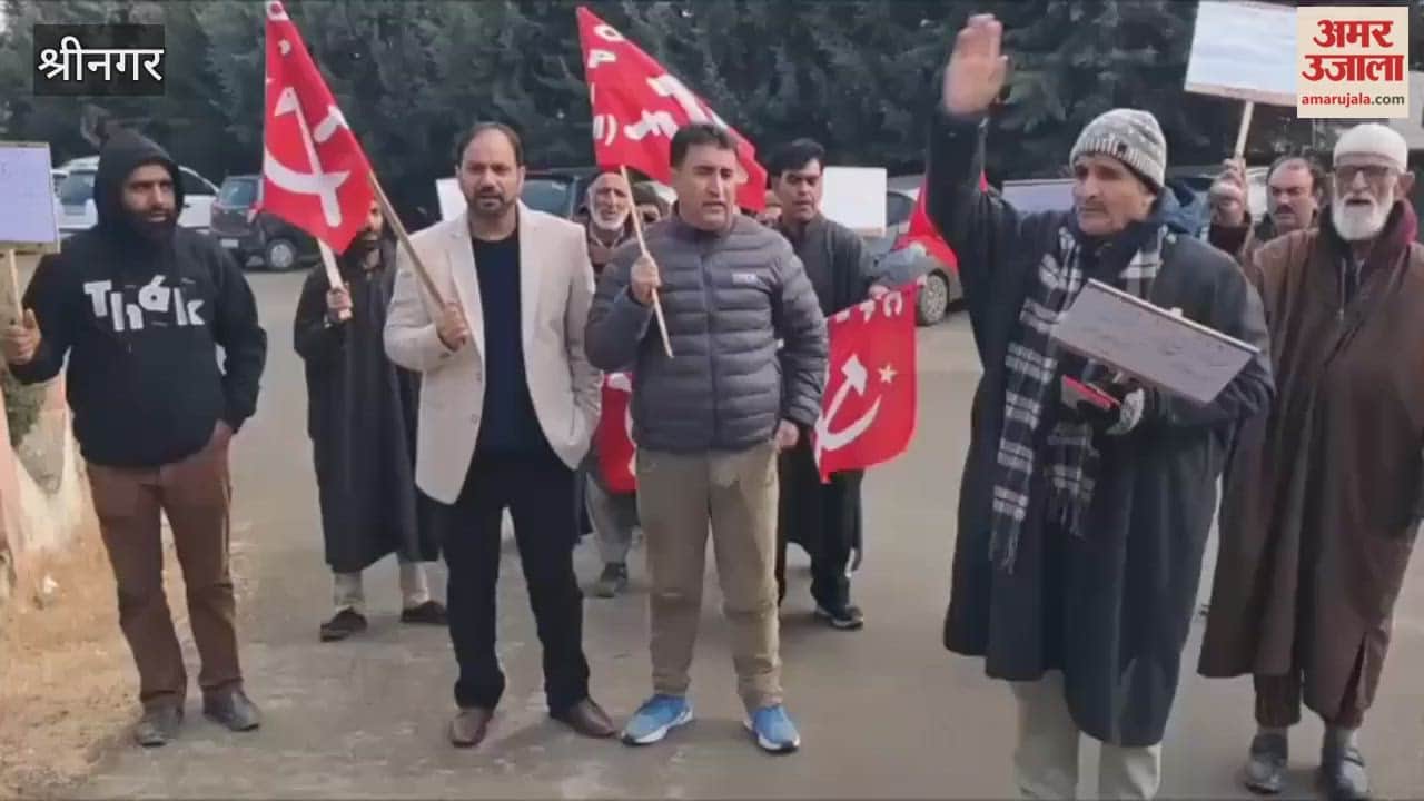 Kashmir: MNREGA staff protest in Shopian, employees take to the streets against the amendments.