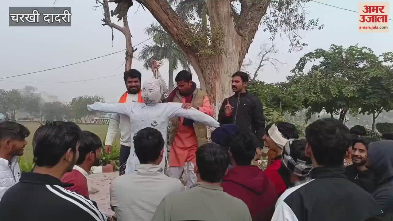 In Charkhi Dadri, members of the Bajrang Dal staged a protest against the atrocities being committed against Hindus in Bangladesh and burned an effigy.