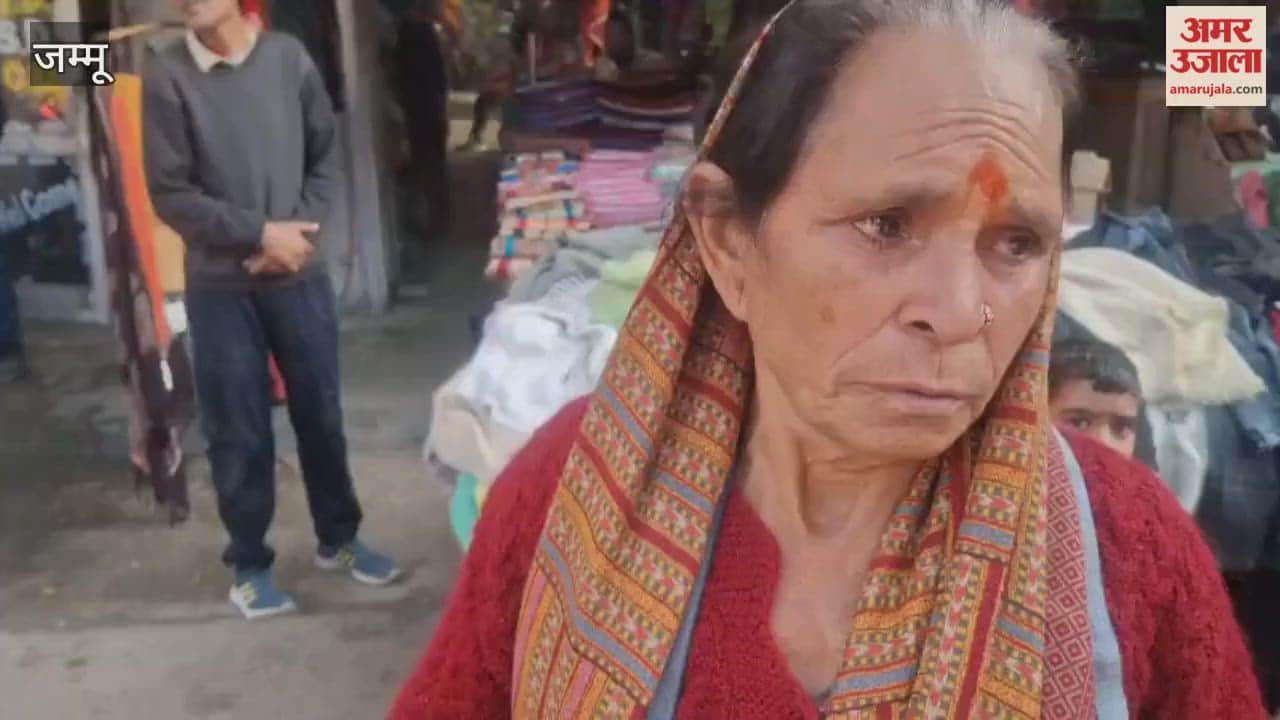 Woman cheated in Vijaypur under the pretext of offering prasad (religious offering), thieves fled after stealing her gold earrings.