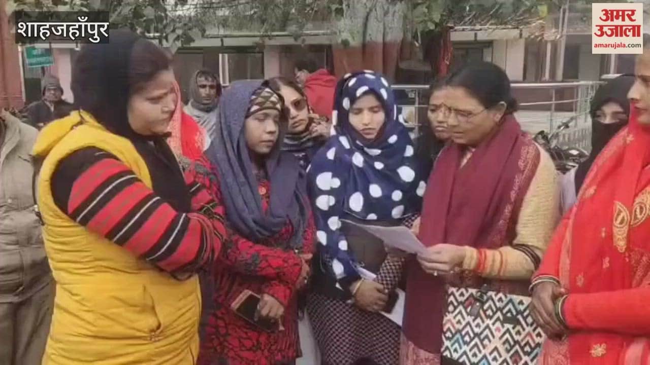 Samajwadi Party workers protest over bihar hijab controversy in Shahjahanpur